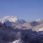 威赫拉斯特公寓 *